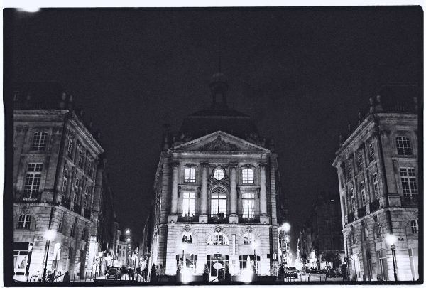 Le Palais de la Bourse pendant la nuit à Bordeaux