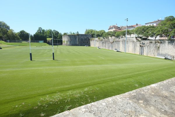 Le splendide terrain de rugby au pied des remparts de Bayonne