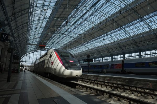 Les quais et l'immense verrière de la gare Saint-Jean à Bordeaux, l'une des plus grandes gares de France