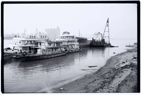 Les rives du fleuve Yangzi Jiang et quelques navires amarrés à quai, Wuhan, Chine