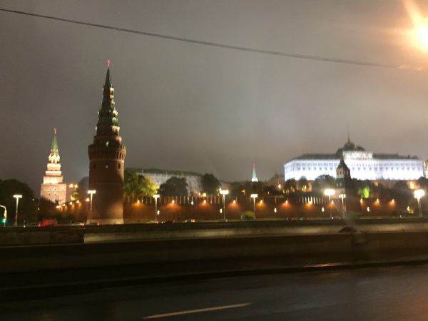 Moscou la nuit et le Kremlin centre de décision politique du pays