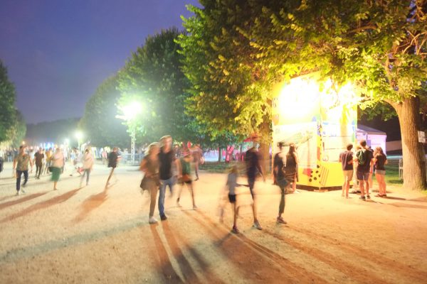 Peu à peu les festivaliers qui rock en Seine avec l'arrivée de la nuit, rock en Seine