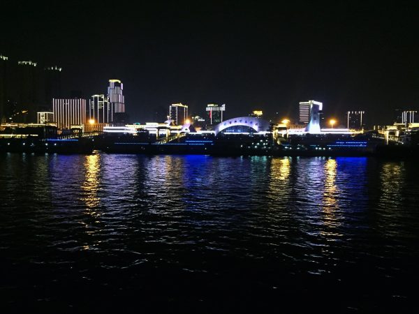 Réflexions des lumières de la villes de Wuhan sur le plus grand fleuve chinois