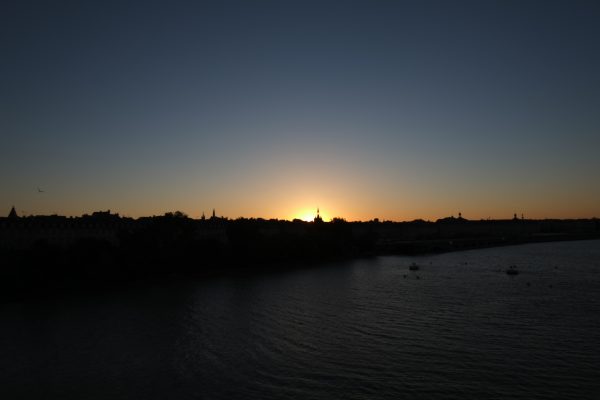 ''Skyline'' à Bordeaux, un coucher du soleil sans nuage