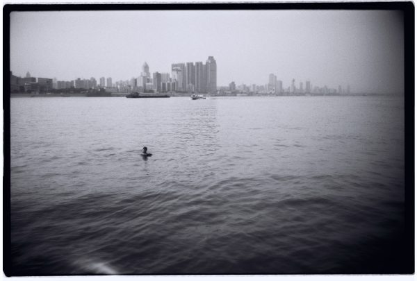 Un nageur du fleuve Yangtsé nous saluant