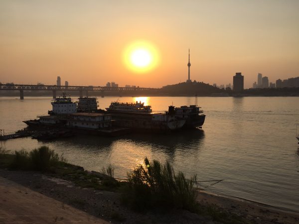 Un splendide coucher de soleil sur le plus grand fleuve de Chine