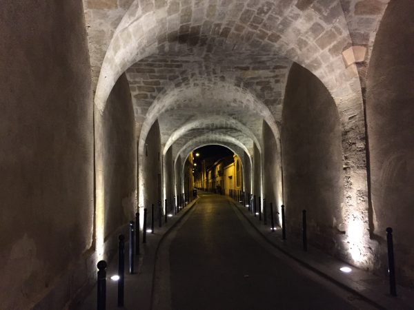 Une ruelle couverte menant aux quaix de Bordeaux