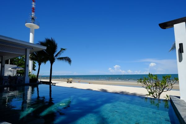 Le ciel bleu et la plage de Hua Hin en Thaïlande