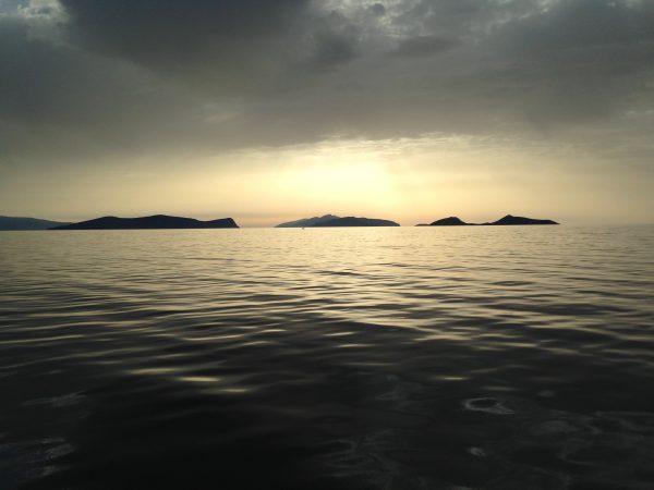 Le lever du soleil sur la mer Egée à 6 heures du matin