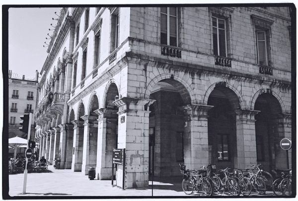 Les arcades de l'hôtel de ville de Bayonne