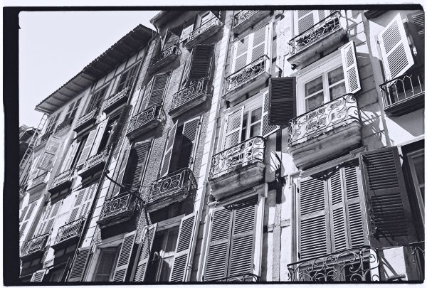 Les façades des ruelles de la ville de Bayonne