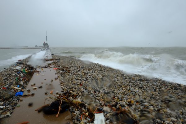 Les vagues à l'attaque de la jetée du port de plaisance du Havre un jour de tempête