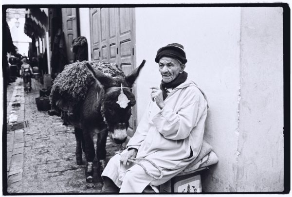Un vieil homme se reposant sur un banc dans la Médina