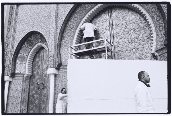 Réfections de l'une des portes du palais impérial de Fès au Maroc