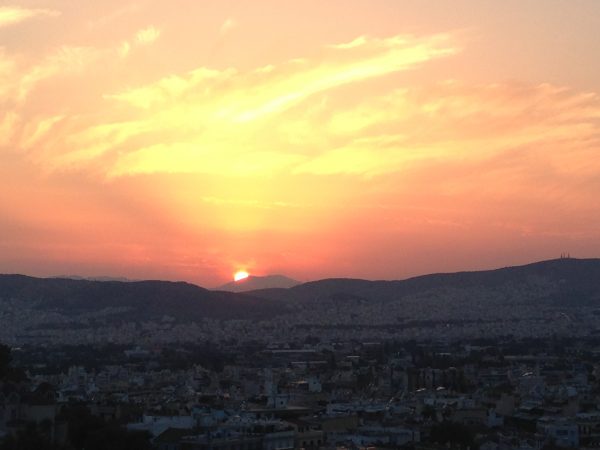 Un magnifique coucher de soleil sur la ville d'Athènes