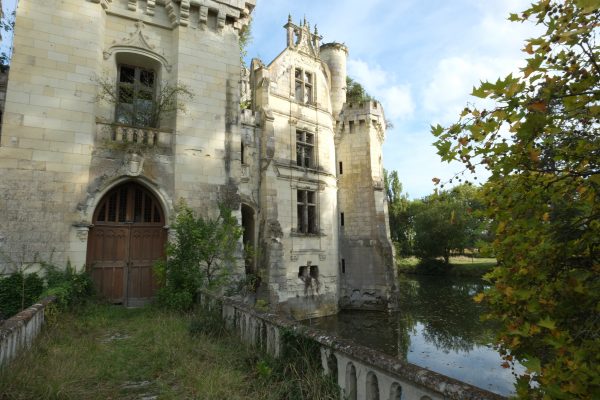 Le château abandonné de la Mothe Chandeniers semble flotter sur l'eau