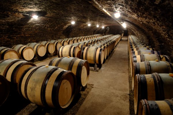 Le vin de Bourgogne repose au frais dans les caves de la côte de Beaune
