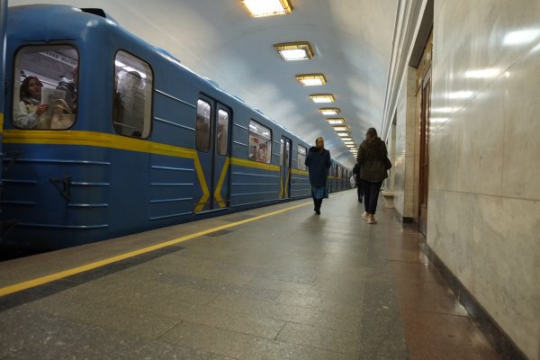 Sur le quai de la station de métro la plus profonde du monde à Kiev