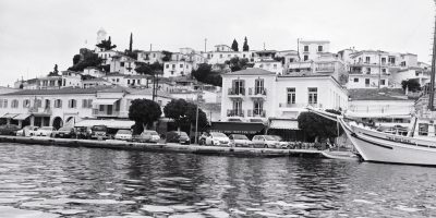 Sur les bords du Péloponnèse à Poros en Grèce
