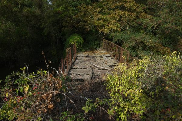 Une passerelle métallique au bord de l'effondrement permettait de rejoindre les jardins du château