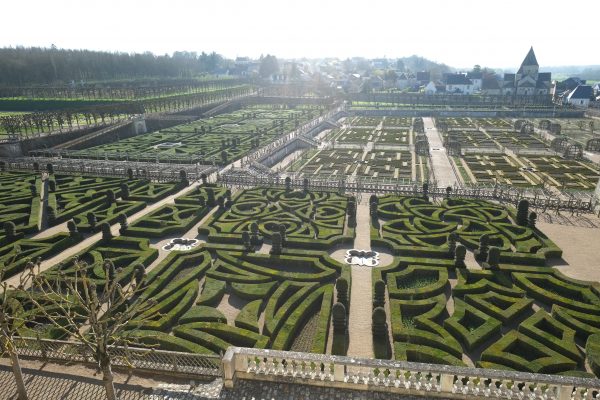 Vue sur les jardins du château et la ville de Villandry, Val de Loire