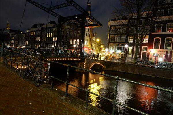 Escale à Amsterdam la nuit
