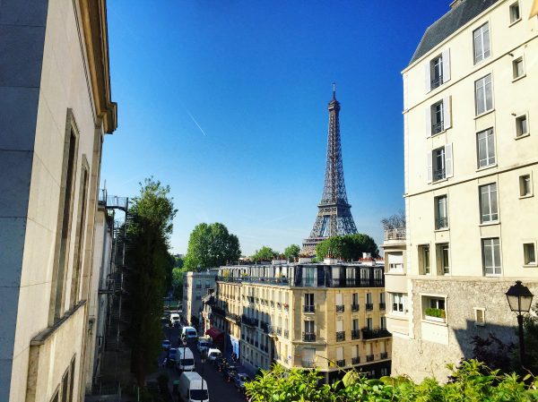 La Tour Eiffel apparaît au détours d'une rue à Paris