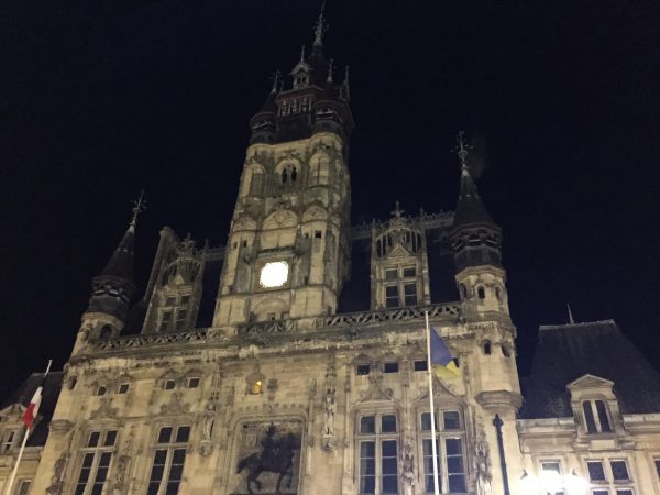 La belle mairie de Compiègne pendant la nuit