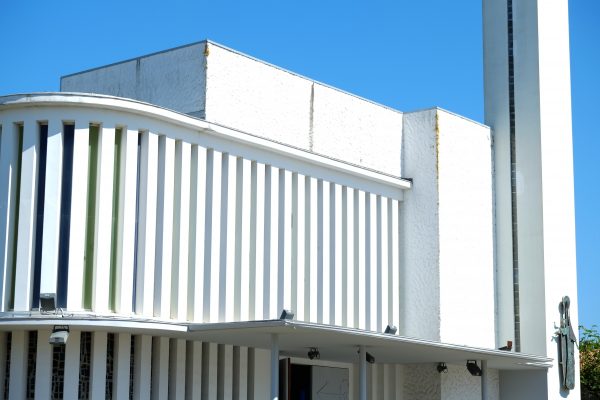 La façade de l'église ultra moderne du Cap Ferret