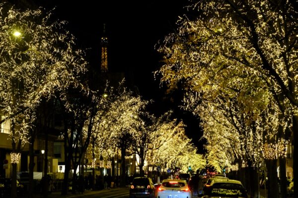 La magie de Noël et l'une des rues les plus prestigieuses de Paris