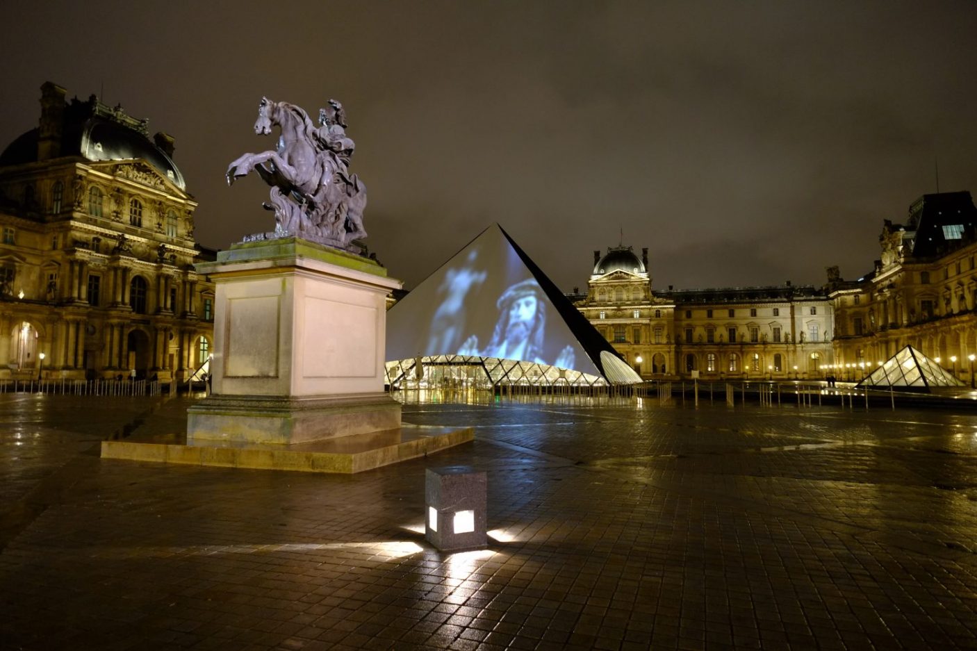 La pyramide du Louvre la nuit à Paris