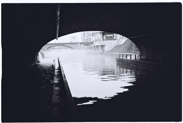 Le canal de l'Ourcq dans la brume à Paris
