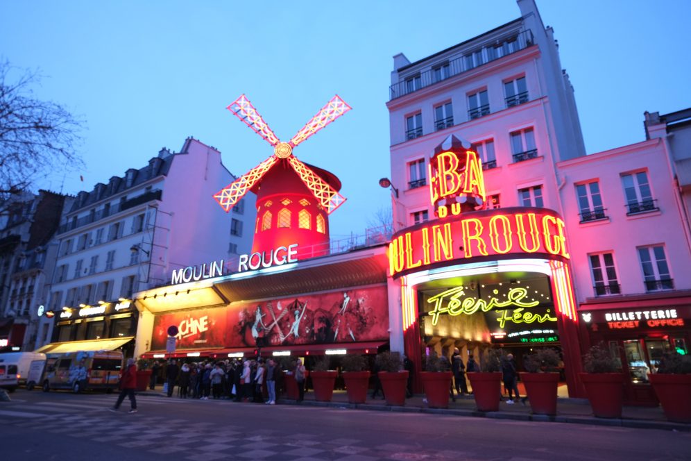 Paris et le moulin rouge au crépuscule