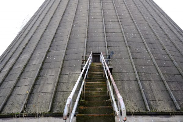 Le petit escalier métallique qui mène à l'intérieur de la tour de refroidissement de Monceau sur Sambre