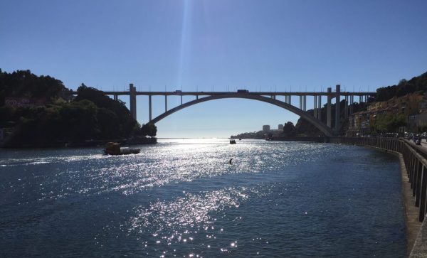 Le pont arrabida enjambant le Douro entre Porto et Vila Nova de Gaia