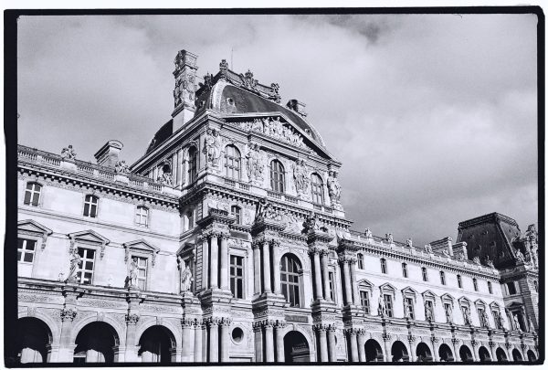 Le splendide Palais du Louvre à Paris, l'une des plus belles villes du monde 