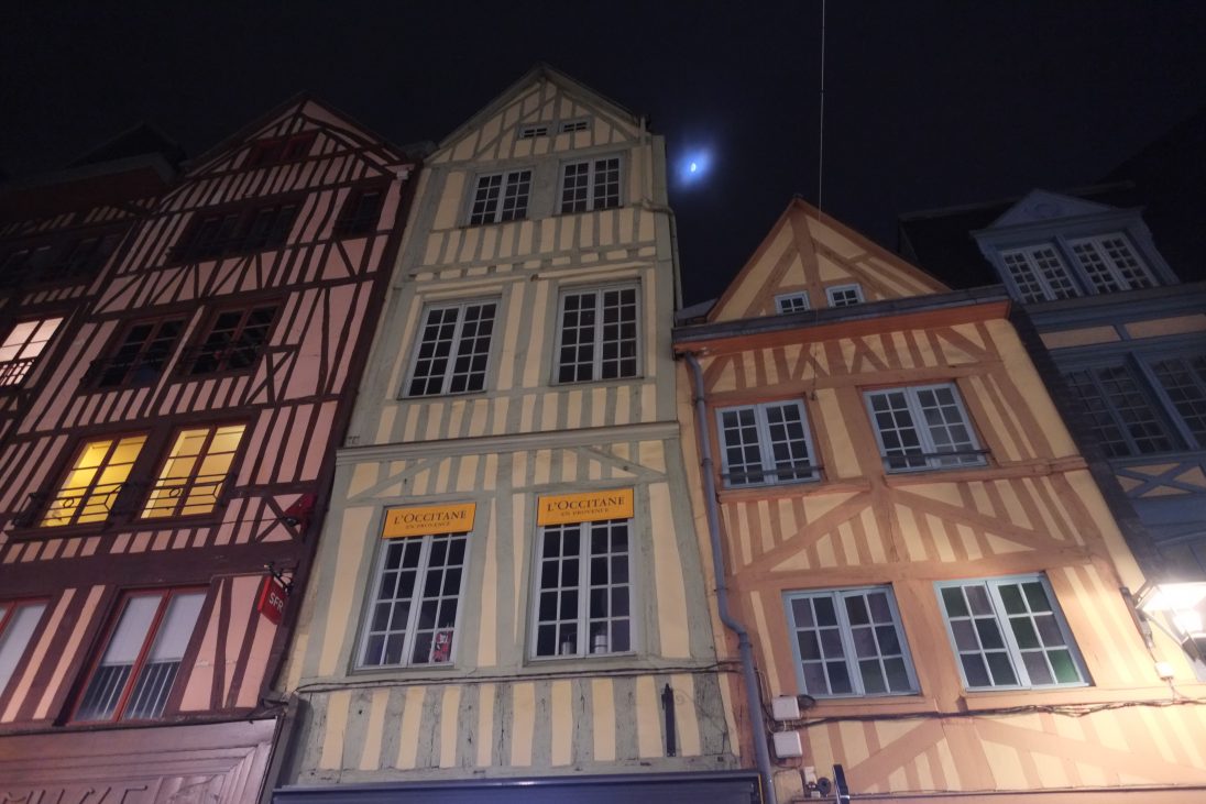 Les maisons à colombages de Rouen pendant la nuit