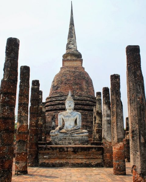 Une statue de Boudha à Wat Wahathat, sur le site de Sukhothai en Thailande