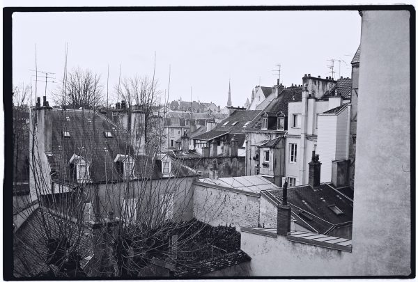 Vue en noir et blanc sur les toits de la ville de Dijon
