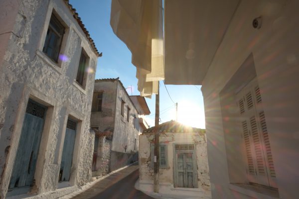 Balade dans les petites ruelles d'Ermioni en Grèce