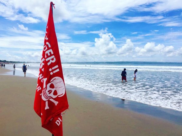 Danger de grosses vagues sont annoncées sur les plages de Bali