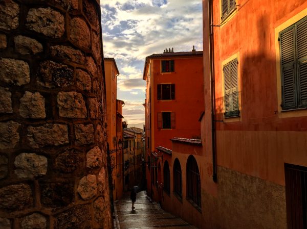Derniers rayons de soleil sur les façades ocres du vieux Nice