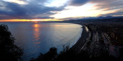 La baie des Anges au bord de la nuit lors d'une escale à Nice