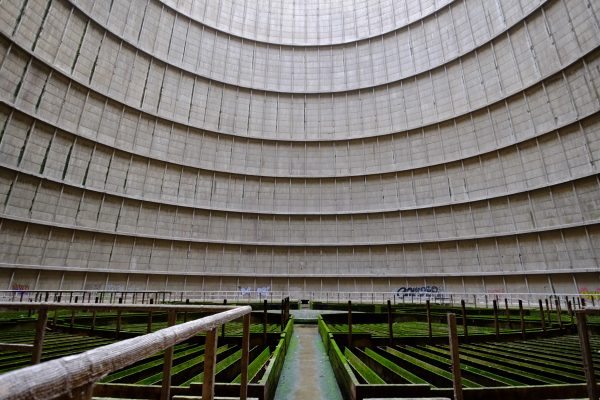 La tour de refroidissement de Charleroi on se croirait dans une centrale nucléaire
