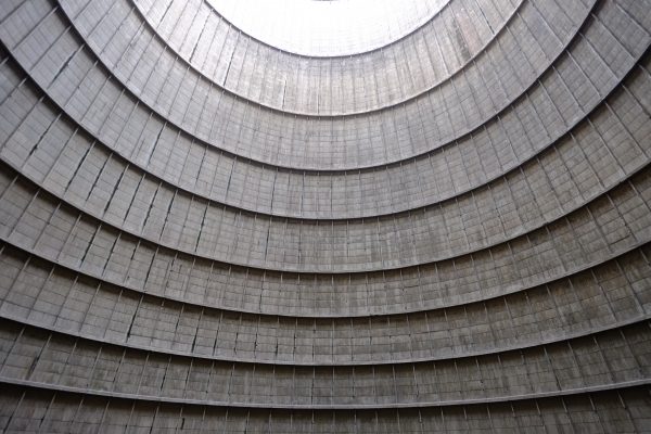 Le splendide intérieur de la tour de refroidissement de Charleroi
