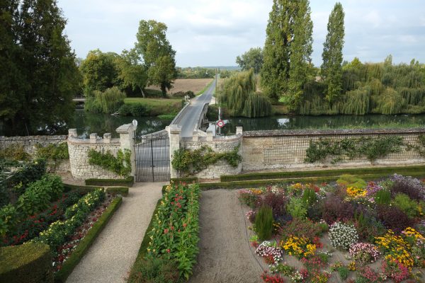Les jardins, la grille du château un petit cour d'eau puis la vallée de la Loire