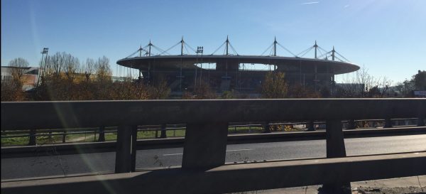 L'un des plus grands stades de football du monde. Le Stade de France vu depuis l'Autoroute A1. 