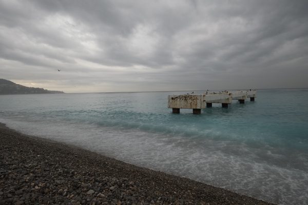 Sur la grande plage de Nice un ponton abandonné