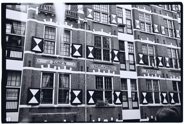 Une façade énigmatique lors d'une escale à Amsterdam