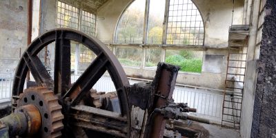 Visite de l'intérieur de la hall et découverte d'une roue crantée